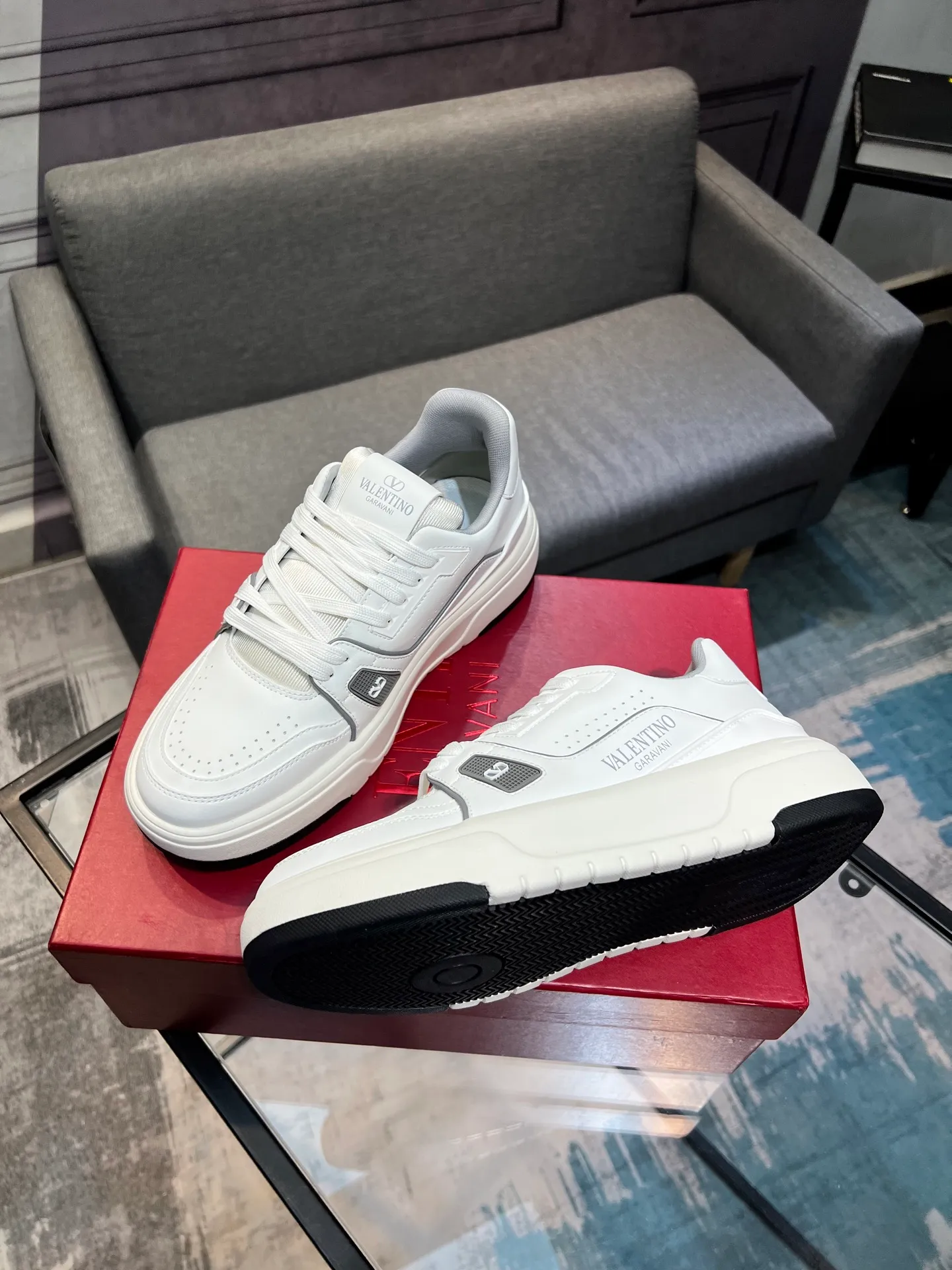 Men's men's shoes 💰660 𝑽𝒂𝒍𝒆𝒏𝒕𝒊𝒏𝒐 Valentino 𝑶𝒏𝒆𝑺𝒕𝒖𝒅 Couple's sneaker series Valentino 2025 latest couple's sneakers, celebrity style, hot sale. The original ZP was purchased and dismantled. Repeated pattern making and modification. I strive to restore the original version 1:1! Top luxury masterpiece, soft and comfortable, combining fashion and leisure, bringing excellent elegant texture and excellent on-foot comfort. Top purchase version upper: imported calfskin surface/original oil edge craftsmanship. Inner: water-dyed cowhide lining. Outsole: original development 𝐓𝐏𝐔 two-color combination outsole. Packaging: original configuration complete package. Code number: 35-44 yards. 34.45 can be customized. Can be customized (self-labeled-no label) order.